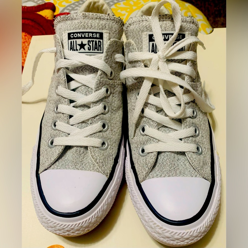 Converse All Star. White & Black. Size 7 US. Great Condition.